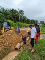 Intensitas hujan meningkat awal tahun 2021 mengakibatkan sejumlah ruas jalan rusak. Kerahkan Dinas PUPR, Bupati ternyata siapkan kebijakan penanganan jalan di Kecamatan Sungai Gelam di 2021.