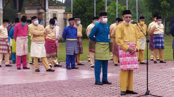 Dalam Apel perdana ini, tampak Bupati Sarolangun H Cek Endra, mengenakan pakaian khas Jambi yaitu Teluk Belango.