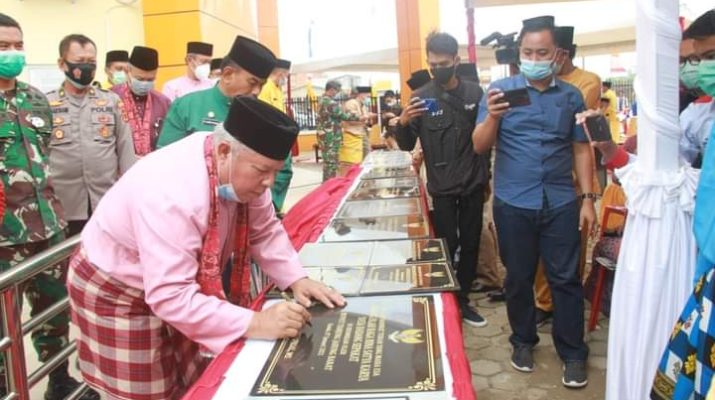 Bupati Tanjung Jabung Barat Dr H Safrial, Jum'at (08/01/21) resmikan Bank 9 Jambi di Kecamatan Tebing Tinggi. Sekaligus meresmikan sejumlah proyek fisik, di wilayah Ulu periode 2016-2021.