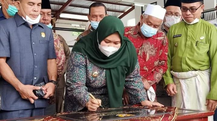 Lama sudah di nantikan, Kamis (14/1/21) Bupati Muaro Jambi, Hj Masnah Busro resmikan Pasar Sengeti. Di gagas Ahmad Ripin, mantan bupati, tempat jual beli tradisional itu di wujudkan Masnah.