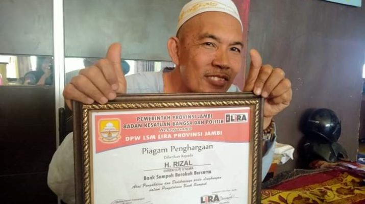 Kisah nyata hidup seorang pria, yang rela melepaskan pekerjaannya dengan gaji puluhan juta. Namun, memilih membuka bisnis sampah di Jambi. Penasaran, cekidot.