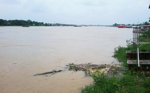 Seorang remaja tenggelam di Sungai Batanghari, Senin (25/01/2021), hingga saat ini belum di temukan, Tim Basarnas pun terus melakukan pencarian.