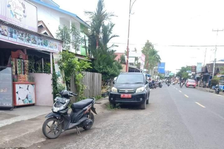 Mobil kendaraan dinas milik Pemkab Tanjabbar, dengan Nopol BH 1094 EZ jenis Terios warna hitam, tertonggok di pinggir jalan hingga berbulan bulan oleh penggunanya.