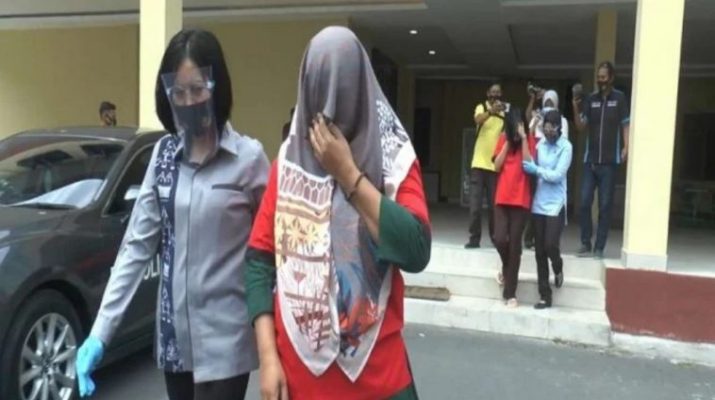 Entah apa yang merasuki seorang ibu ini, hingga tega cabuli anak kandungnya yang masih berusia 3 tahun.