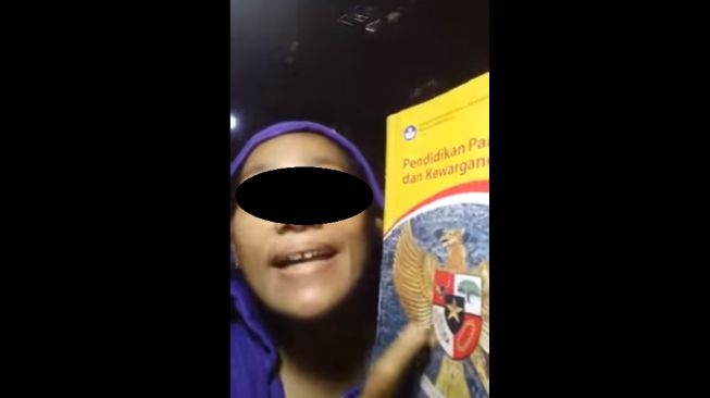 Jagat Maya kembali di hebohkan, di mana beberapa waktu lalu lagu Indonesia Raya yang di parodikan, kali ini Pancasila yang dihina. Tak ayal, hal ini sontak gegerkan warganet.