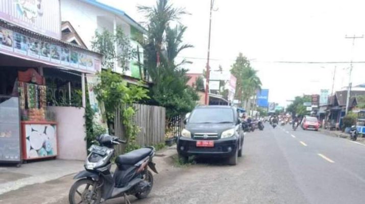 Mobil dinas milik Pemkab Tanjabbar, dengan nopol BH 1094 EZ jenis Terios warna hitam tertonggok di pinggir jalan, hingga berbulan bulan.