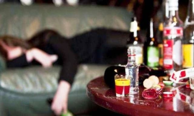 Nasib malang tak bisa di elak, seorang suami yang tewas di ujung pisau usai pergoki istri tengah pesta Miras dengan beberapa pria lain.