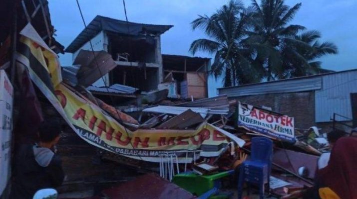  Sebuah rumah sakit hancur akibat dari gempa yang terjadi di wilayah Kabupaten Majene, Sulawesi Barat, pada pukul 01.28 WIB, (15/01/2021).