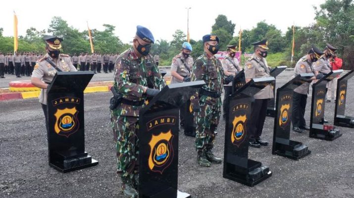 Kapolda Jambi, Irjen Pol A Rachmad Wibowo memimpin serah terima Jabatan (Sertijab) lima pejabat utama Polda Jambi. Bertempat di lapangan terbuka, Mako Batalyon C Satbrimob Polda Jambi, Tebo, Kamis (7/1/2021).
