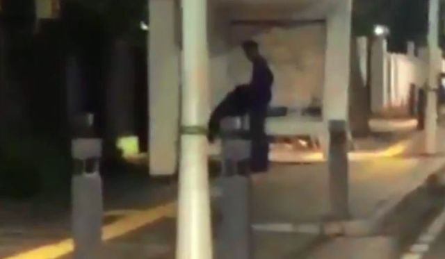 Lagi asyik begituan di Halte Bus, ternyatan aksi pasangan itu di rekam. Bahkan, video syur sejoli ini pun viral di media sosial.