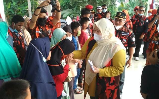 Setelah duduk berkumpul bersama masyarakat dalam acara syukuran di Desa Senaung, Bupati Muaro Jambi Masnah Busro, langsung bergegas menghadiri pelantikan BPC HIPMI Muaro Jambi, Rabu (20/01/2021).
