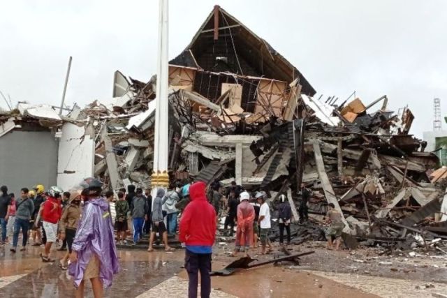 Gempa bumi berkekuatan 6,2 SR yang terjadi di Sulawesi, hancurkan kantor Gubernur Sulbar, sejumlah bangunan hingga menelan korban jiwa.