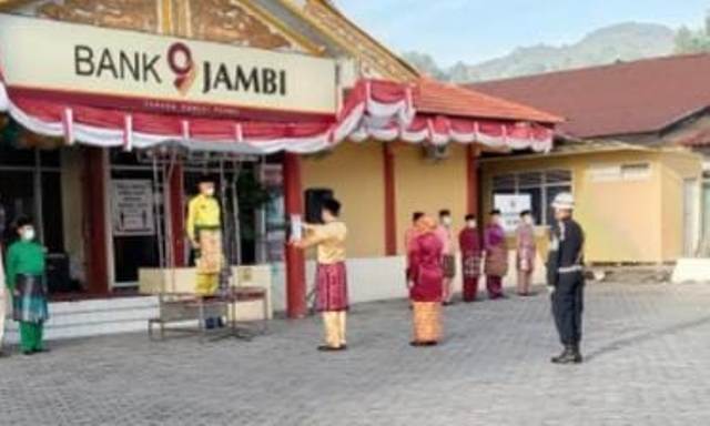 Dalam rangka memperingati hari jadi, upacara HUT Bank 9 Jambi Cabang Bungo ke 58 Bank 9 Jambi, mengelar upacara yang di pimpin oleh Bupati Kerinci Adirozal, Jum’at (08/01/2021).