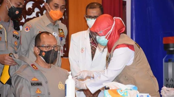 Kapolda Jambi Irjen Pol A Rachmad Wibowo menjadi penerima suntikan dosis pertama vaksin virus Corona (SARS-CoV-2) di Provinsi Jambi. Penyuntikan vaksin Covid-19 pertama ini, di laksanakan di rumah Dinas Gubernur Jambi, Kamis (24/1/2021).