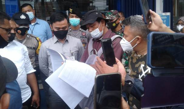 Sejumlah massa gruduk Bank BRI di Kawasan Thehok Kota Jambi, Senin (18/01/2021) tepatnya di samping Mapolda Jambi, terkait maraknya judi online di Jambi saat ini.