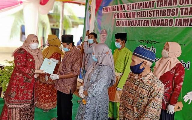 Bupati Muaro Jambi, Hj Masnah Busro, Senin (18/1/21) siang menyerahkan secara simbolis sertifikat gratis di Desa Tantan, Kecamatan Sekernan. Masnah juga sekaligus resmikan Pasar Desa Tantan. 