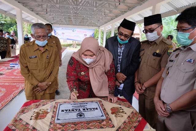 Bupati Muaro Jambi, Hj Masnah Busro, Senin (18/1/21) siang menyerahkan secara simbolis sertifikat gratis di Desa Tantan, Kecamatan Sekernan. Masnah juga sekaligus resmikan Pasar Desa Tantan. 