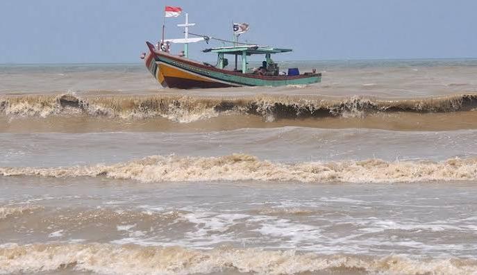 Dampak dari cuaca ekstrem saat ini, sedang terjadi wilayah pesisir laut timur Sumatera Provinsi Jambi. Badan Penangulangan Bencana Daerah (BPBD) Tanjabbar, menghimbau untuk waspada terhadap gelombang tinggi.