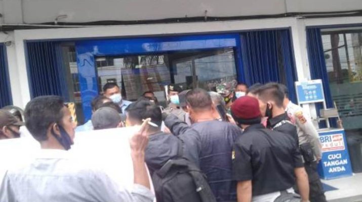 Transaksi judi online di duga menggunakan nomor rekening , tengah marak dan menjadi sorotan di Jambi saat ini. Tak segan-segan, Bank BRI akan blokir rekening nasabah, jika ada yang salah gunakan dan tidak sesuai peraturan.