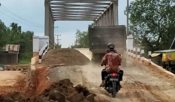 Pembangunan proyek jembatan Provinsi di desa Suak Samin, Kecamatan Pengabuan, Kabupaten Tanjabbar ini di sorot, Senin (18/01/2021).