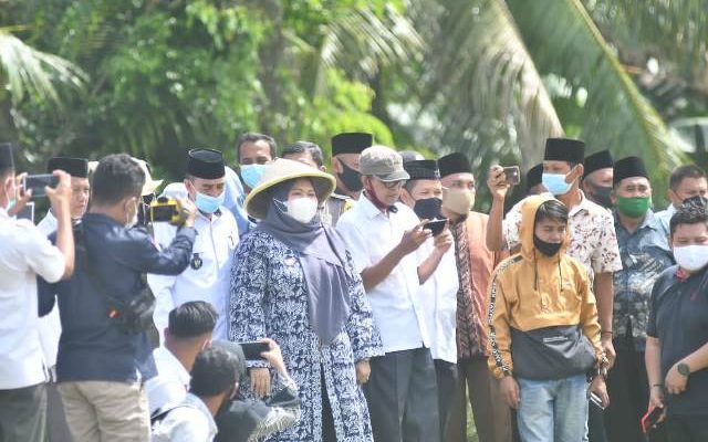 Tak bosan-bosannya berkumpul bersama masyarakat Bumi Sailun Salimbai, Bupati Masnah, kembali hadiri acara sedekahan turun Berumo, Rabu (20/01/2021). Di Desa Senaung, Kecamatan Jambi Luar Kota.