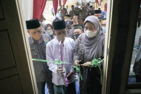 Tak kenal lelah, meski di hari libur Bupati Masnah, tetap resmikan bedah rumah, Sabtu (23/01/2021). Di Rt 01 Kelurahan Jambi kecil, Kecamatan Maro Sebo.