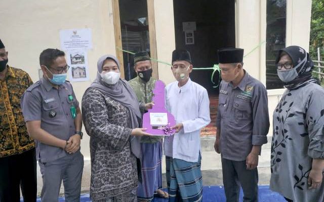 Tak kenal lelah, meski di hari libur Bupati Masnah, tetap resmikan bedah rumah, Sabtu (23/01/2021). Di Rt 01 Kelurahan Jambi kecil, Kecamatan Maro Sebo.