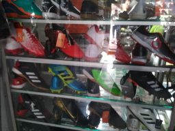 Koleksi Sepatu Bola di Bro Sport Jambi