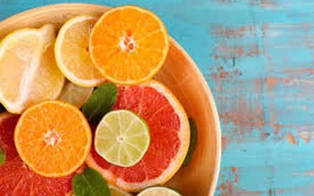 Menjaga daya tahan tubuh sangat penting di masa pandemi saat ini, misalnya dengan mengkonsumsi buah yang mengandung zat yang di perlukan. Salah satunya adalah Vitamin C, ternyata masih banyak Penderita asam lambung yang masih takut untuk mengkonsumsinya.