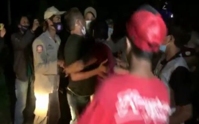 Aksi brutal seorang pria yang serang petugas saat razia, Ia yang di ketahui anak pejabat di daerah tersebut, akhirnya di tetapkan sebagai tersangka oleh polisi.