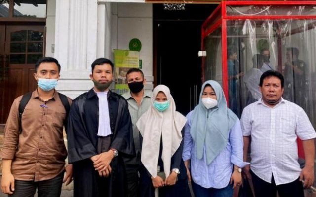 Nasib malang dari dua wanita pegawai Apotek ini, gegara tulisan Dokter di resep yang tak jelas, keduanya harus berakhir di Pengadilan.