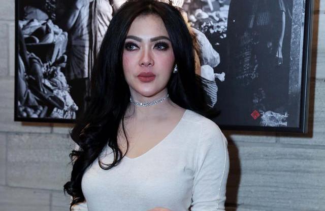 Baru-baru ini, artis cantik Syahrini berbagi foto selama dirinya berada di Jepang bersama sang suami, Reino Barack hingga bikin heboh. Gaya busana penyanyi cantik ini pun, tak pernah gagal mencuri atensi.