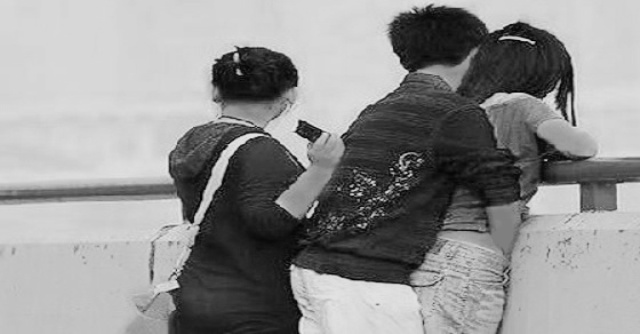 Sungguh tega wanita ini, Ia yang kini berstatus istri orang malah rebut suami temannya sendiri. Padahal, persahabatannya dengan temannya tersebut terjalin sejak masih duduk di bangku SMP.
