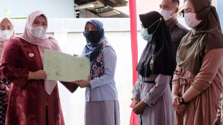 Bertempat di kantor kepala Desa Sungai Landai, Bupati Masnah kembali serahkan sertifikat tanah gratis kepada masyarakat, Selasa (02/02/2021).