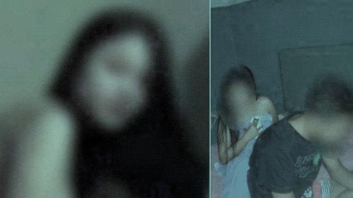 Entah apa yang merasuki kedua orang tua ini, bukannya mendidik anaknya dengan baik tapi malah merusak masa depannya. Hal ini di karenakan anak gadis tersebut, di ajak oleh ibu kandungnya ke kamar hingga akhirnya disetubuhi ayah tirinya.