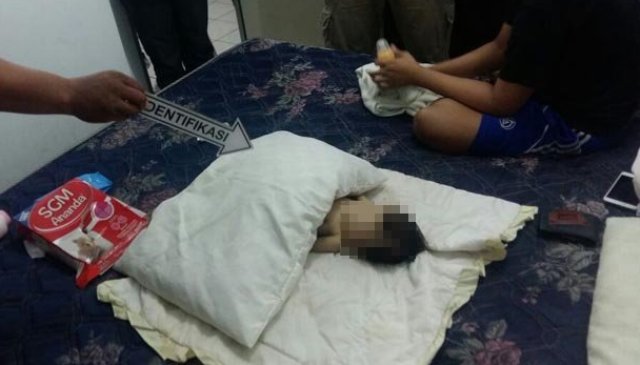 Seorang ibu muda dan selingkuhan di bekuk polisi. Hal ini diduga telah membunuh bayinya yang masih berusia 9 bulan.
