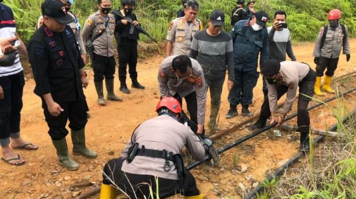 Hampir 3 hari berada di lokasi, Tim Gakumdu Polda Jambi tutup dan rusak alat yang di gunakan untuk aktivitas ilegal Drilling, di Kawasan PT AAS di perbatasan Batanghari dan Sarolangun.