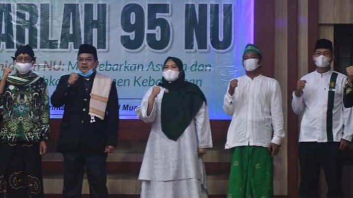 Tanpa lelah, setelah menyambangi masyarakat, Bupati Masnah hadiri Harlah NU ke 95, di Aula Rumah Dinas Bupati Muaro Jambi, Senin (15/02/2021) malam.