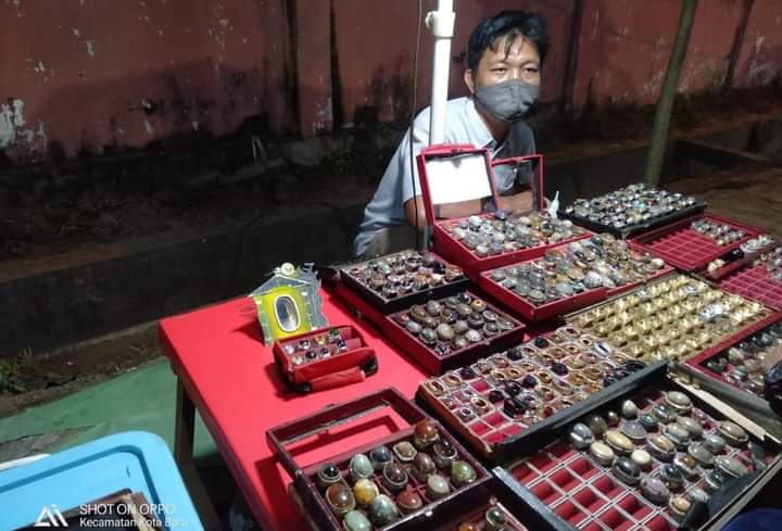 Beberapa waktu lalu, demam batu akik membuming di seluruh daerah Negeri Bhinneka Tunggal Ika ini, termasuk Provinsi Jambi. Ternyata, hingga saat ini, pengrajin Batu Cincin tersebut masih eksis di Jambi. Kok bisa?