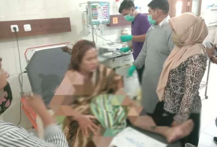 Entah apa yang merasuki wanita di Kecamatan Bahar Muaro Jambi ini, sampai nekat bakar dirinya dan anaknya hingga tewas, Rabu (17/02/2021).