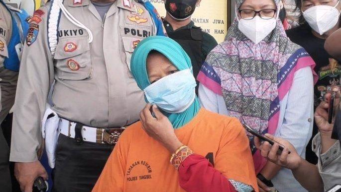 Entah apa yang merasuki wanita ini, Ia yang berstatus seorang istri tega bakar suami nya yang lagi tertidur pulas. Setelah itu, dirinya langsung lari dan kabur ke rumah orang tuanya.