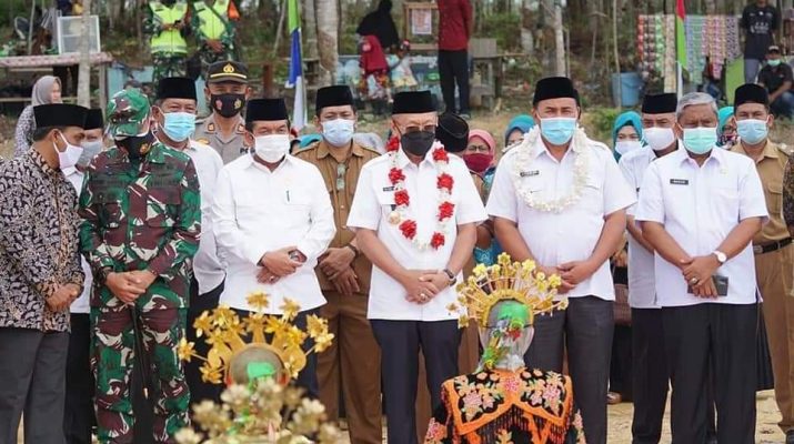 Dalam prosesi peresmian serta peletakan batu pertama Kantor Camat Mandiangin Timur, ada yang menarik. Pasalnya masyarakat sempat menambatkan Bupati Sarolangun Cek Endra