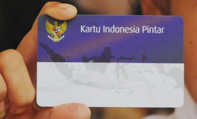 Program terbaru bantuan Kartu Indonesia Pintar( KIP) Kuliah, untuk calon mahasiswa tahun ajaran 2021/2022 telah di buka. Program ini nantinya, akan memberikan berbagai keringanan dan bantuan secara finansial, pada calon mahasiswa yang sudah terdaftar. Lalu bagaimana cara daftar KIP Kuliah 2021?