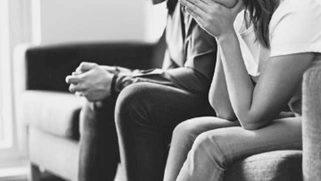 Permasalahan rumah tangga kerap kali terjadi, salah satunya seorang istri yang kepergok suami sedang asyik bersama pria lain di ruang tamu rumahnya.