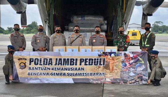 Sebagai wujud kepedulian untuk kemanusiaan terhadap korban banjir di Kalsel, keluarga besar Polda Jambi terjun langsung ke lokasi dan menyerahkan bantuan hari ini, Kamis (04/02/2021).
