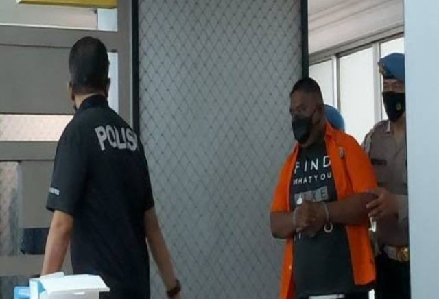 Dalam keadaan mabuk, seorang oknum polisi nekat tembak TNI AD dan warga sipil. Hal ini di duga karena tak terima, saat di tagih uang minuman sebesar Rp 3,3 juta.