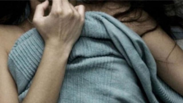 Baru-baru ini sebuah kejadian tengah di laporkan ke pihak yang berwajib, yakni karena seorang suami kepergok oleh istri tengah gagahi anak kandung sendiri.