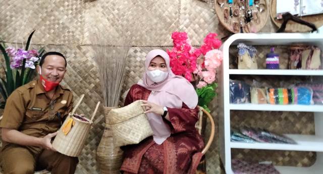 Belanja di Galery UMKM Muaro Jambi, selain dapat menikmati jajanan dan oleh-oleh khas jambi, kalian juga bisa mendapatkan hadiah menarik lainnya, hingga door prize loh.