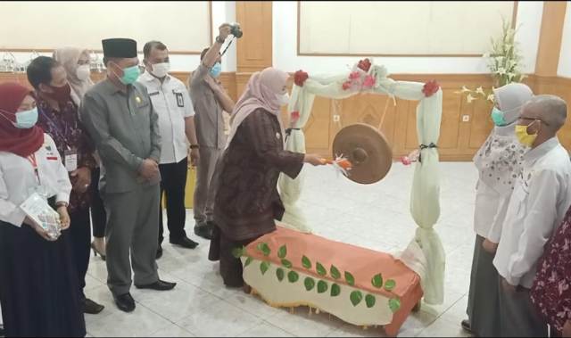 Bupati Muaro Jambi Hj Masnah Busro Buka Musda ke 2 Asosiasi UMKM Muaro Jambi, Rabu (10/02/2021) di Aula Kantor Bupati.
