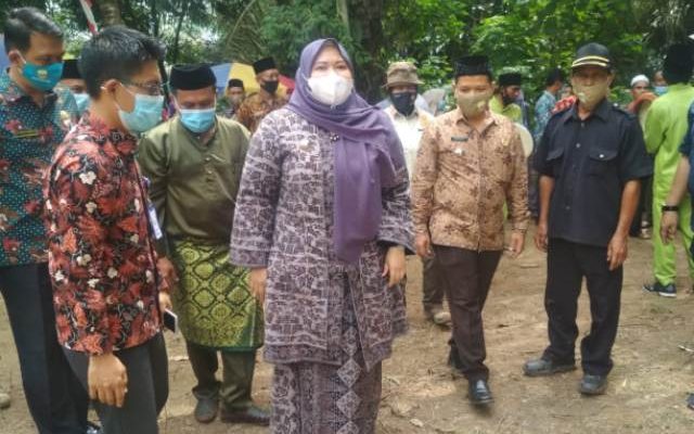 Bupati Muaro Jambi Hj Masnah Busyro, menghadiri acara sedekah Payo atau turun ke Umo di Desa Simpang Limo dan Sarang Burung Kecamatan Jaluko, Kamis (11/02/2021).